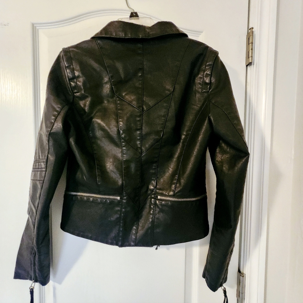 Stylish Black Leather Jacket - image 3